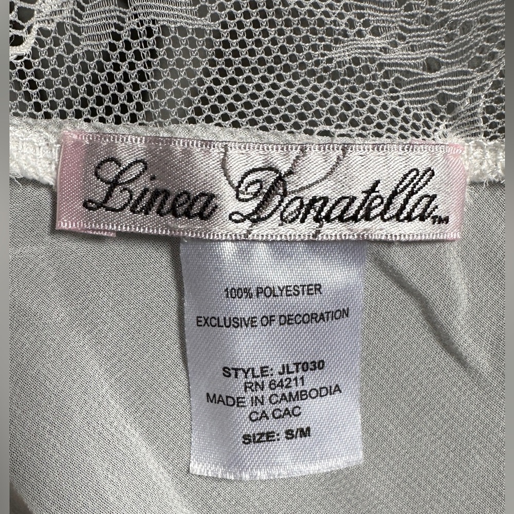Elegant White Lace Robe - Picture 2 of 13